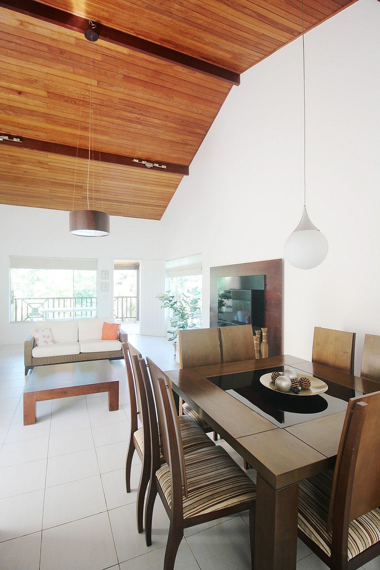 GB04 - Casa agradável em condomínio com piscina