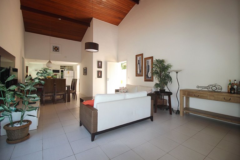 GB04 - Casa agradável em condomínio com piscina