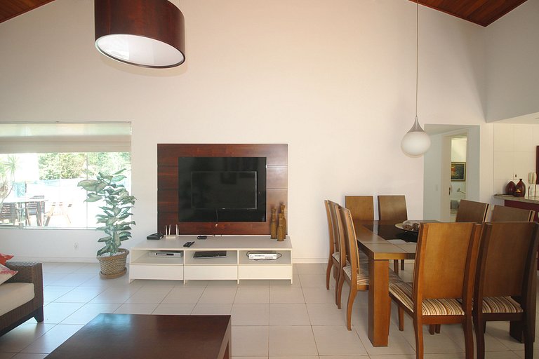 GB04 - Casa agradável em condomínio com piscina