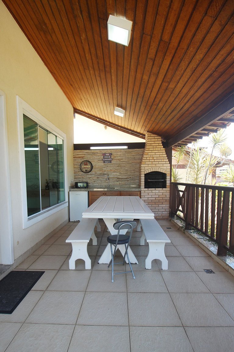 GB04 - Casa agradável em condomínio com piscina
