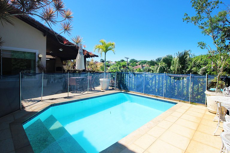 GB04 - Casa agradável em condomínio com piscina