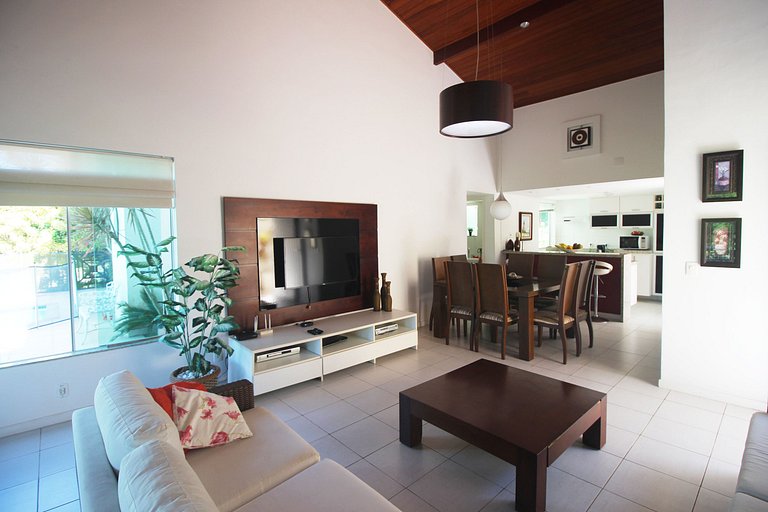 GB04 - Casa agradável em condomínio com piscina