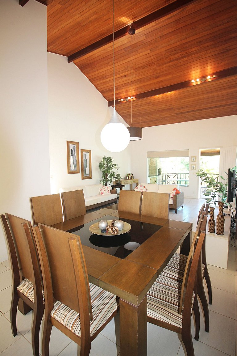 GB04 - Casa agradável em condomínio com piscina
