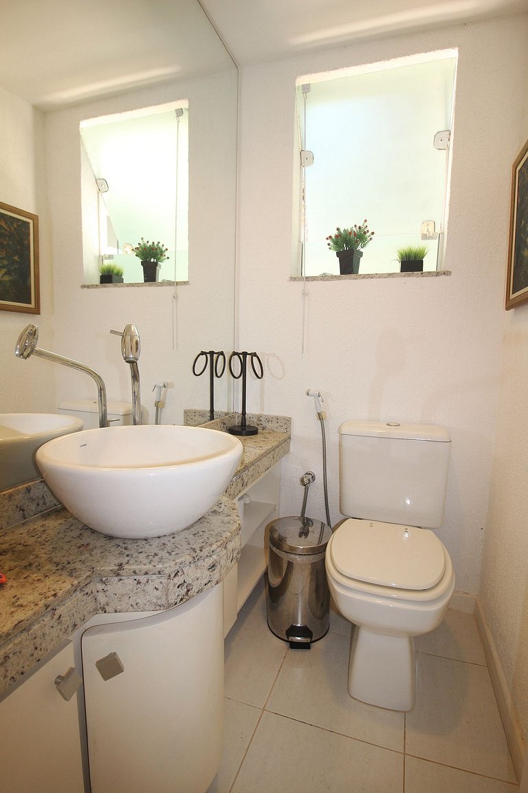 GB04 - Casa agradável em condomínio com piscina