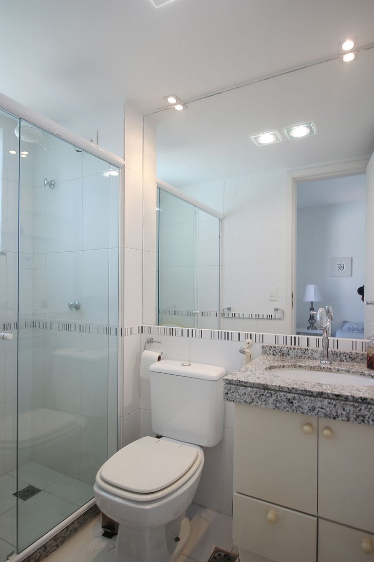GB04 - Casa agradável em condomínio com piscina