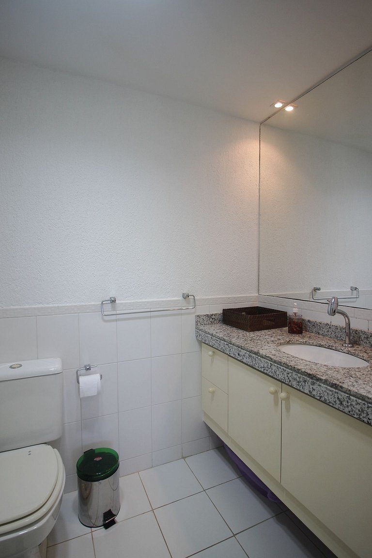 GB04 - Casa agradável em condomínio com piscina