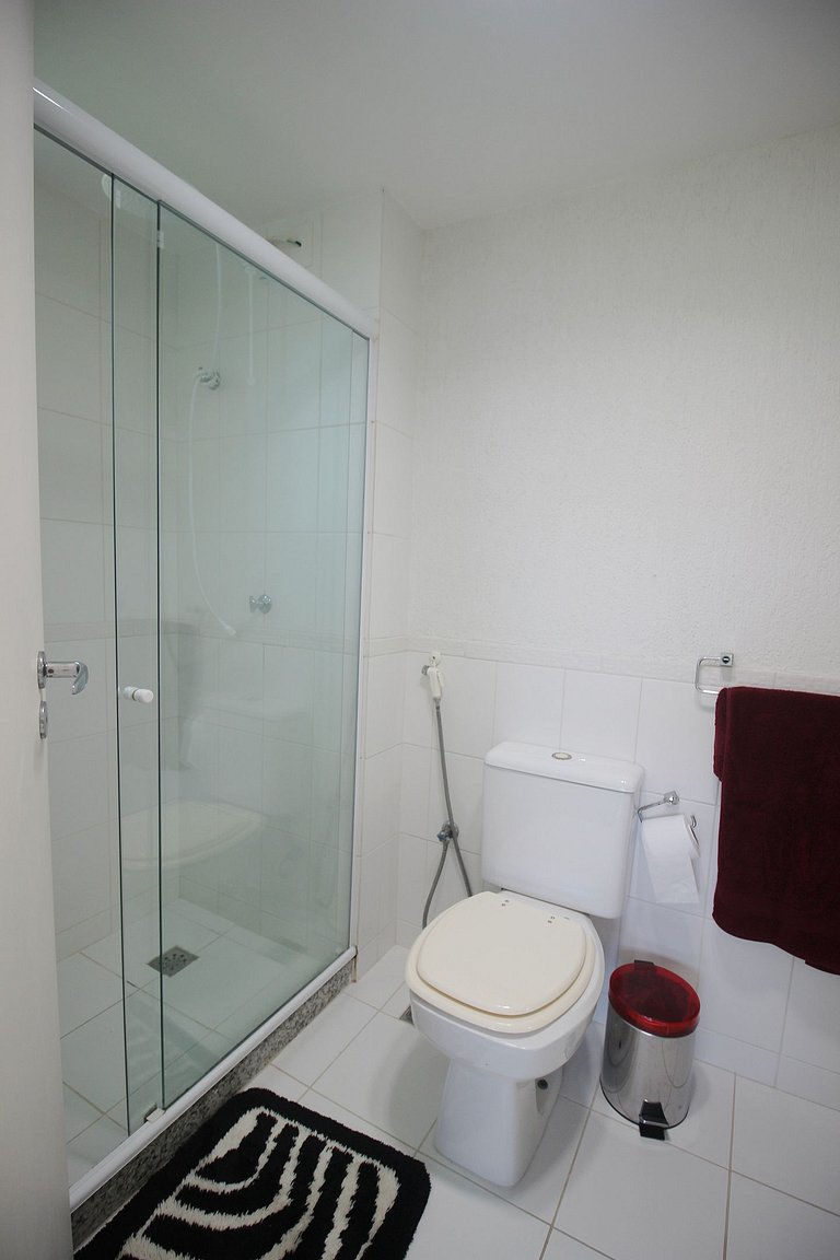 GB04 - Casa agradável em condomínio com piscina