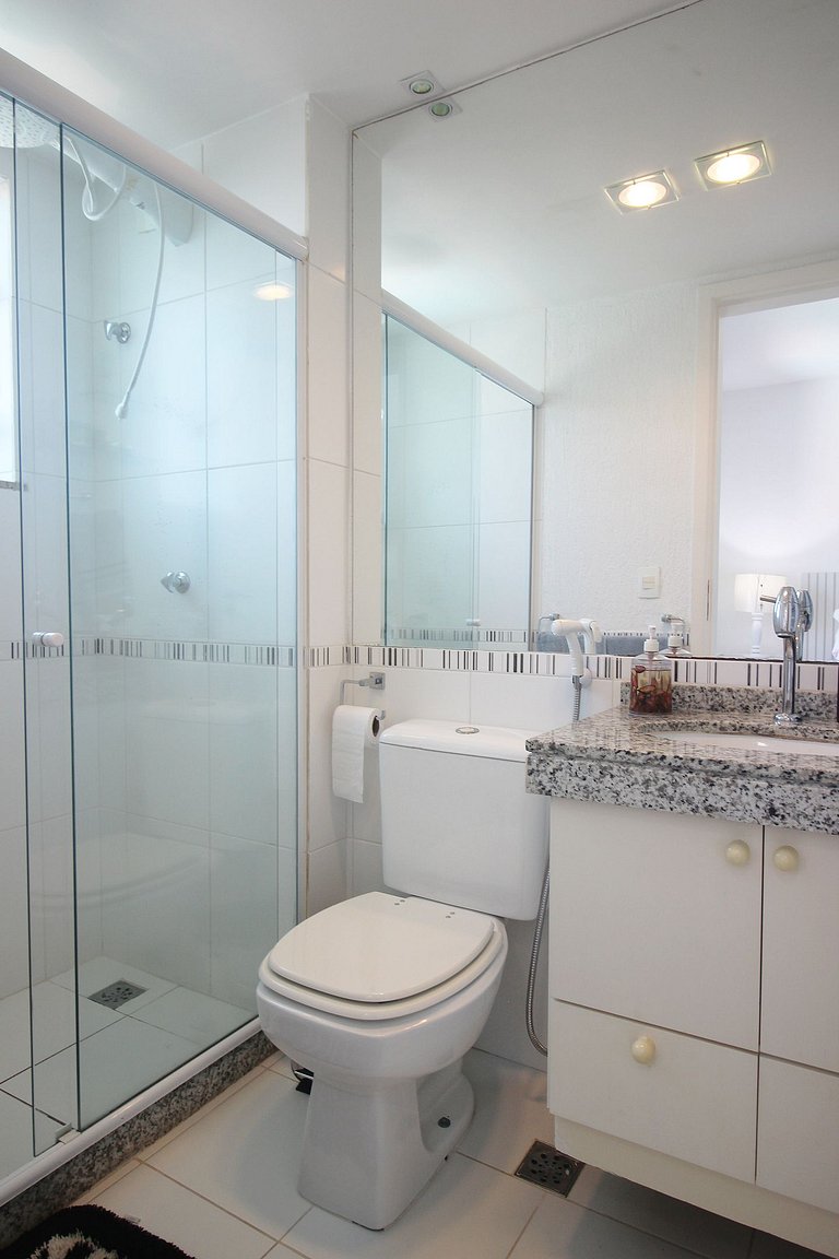 GB04 - Casa agradável em condomínio com piscina