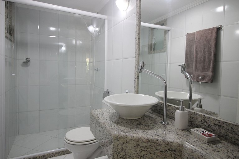 GB04 - Casa agradável em condomínio com piscina