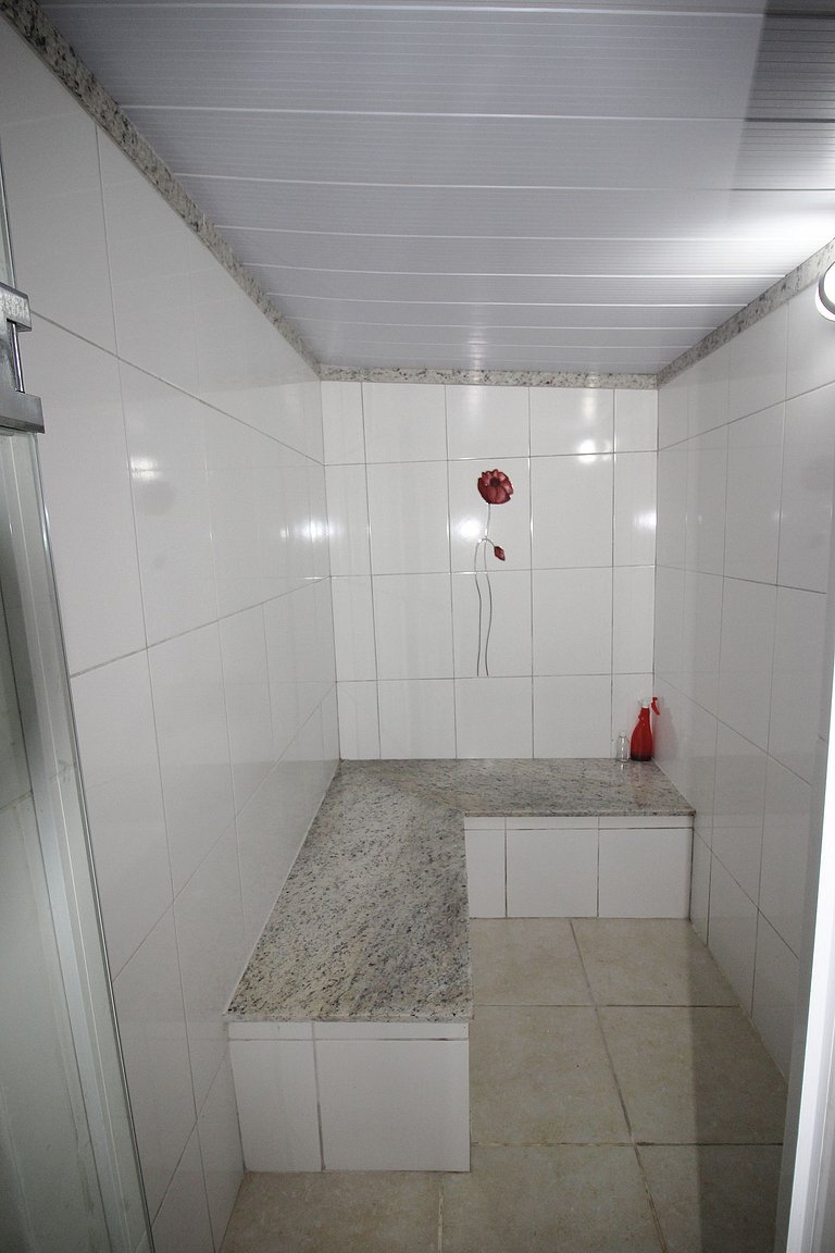 GB04 - Casa agradável em condomínio com piscina