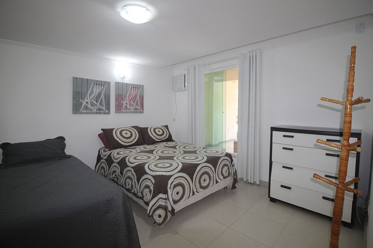 GB04 - Casa agradável em condomínio com piscina