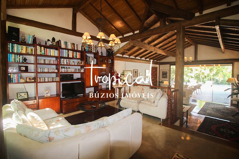 Casa à venda na Ferradura, próxima ao centro