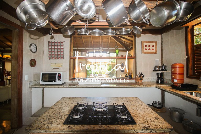 Casa à venda na Ferradura, próxima ao centro