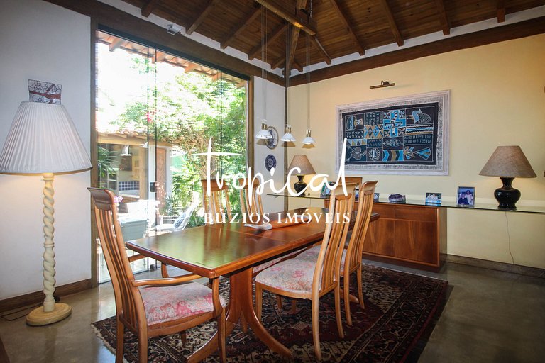 Casa à venda na Ferradura, próxima ao centro