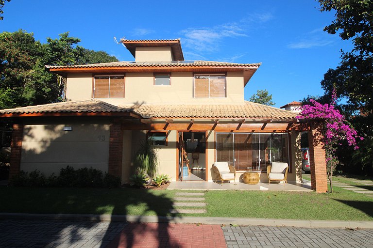 MG54 - Linda casa com piscina em condomínio