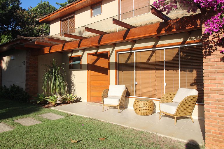 MG54 - Linda casa com piscina em condomínio