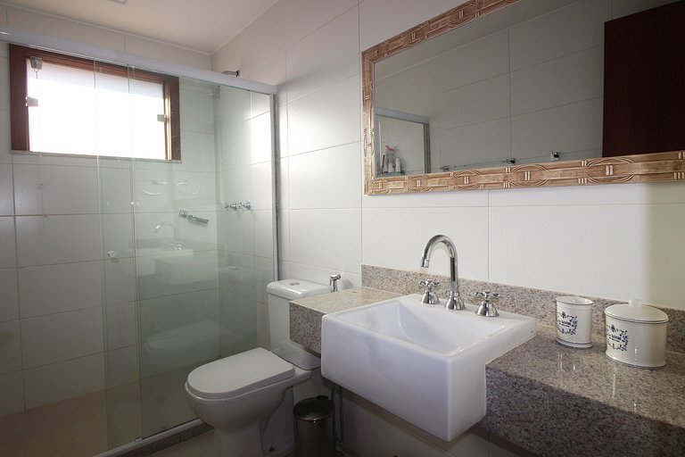 MG54 - Linda casa com piscina em condomínio