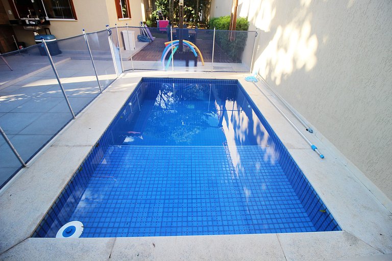 MG54 - Linda casa com piscina em condomínio