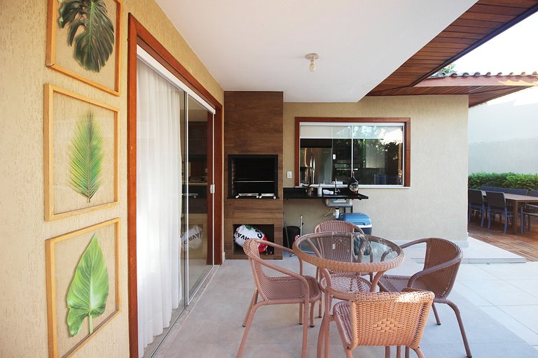 MG54 - Linda casa com piscina em condomínio