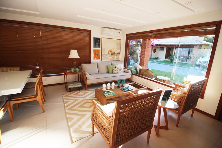 MG54 - Linda casa com piscina em condomínio