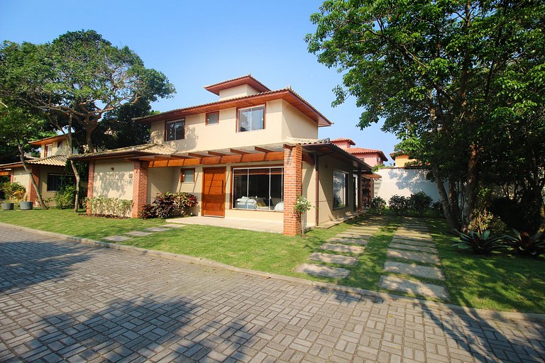 MG56 - Linda casa em condomínio em Manguinhos.