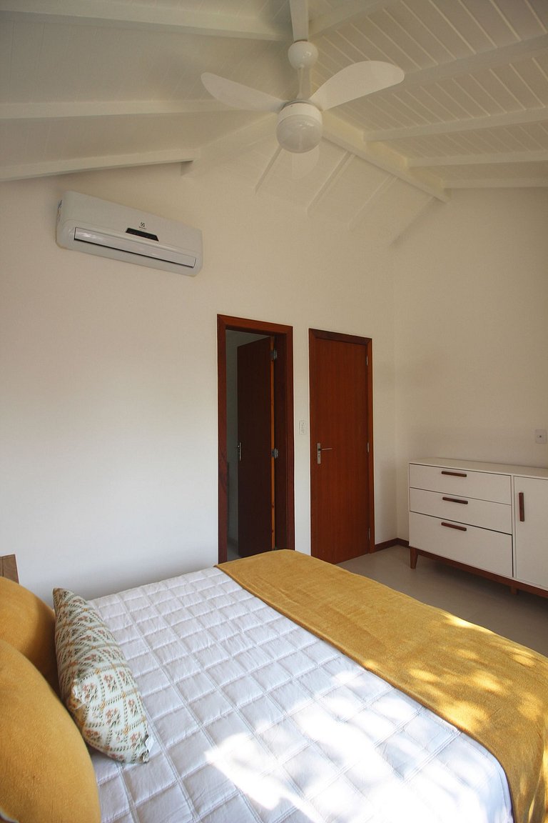 MG56 - Linda casa em condomínio em Manguinhos.