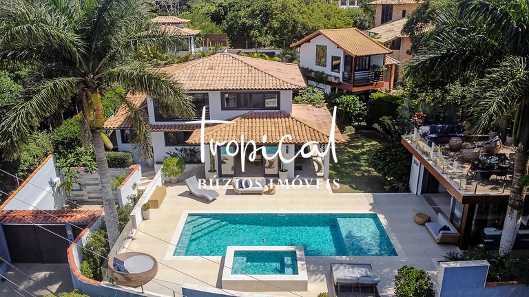 AB88 - Casa com alto lazer e vista para o mar de Búzios