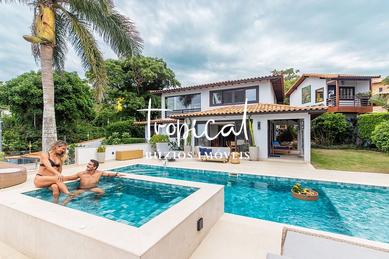 AB88 - Casa com alto lazer e vista para o mar de Búzios