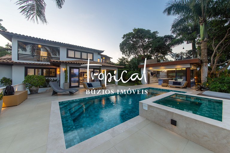 AB88 - Casa com alto lazer e vista para o mar de Búzios