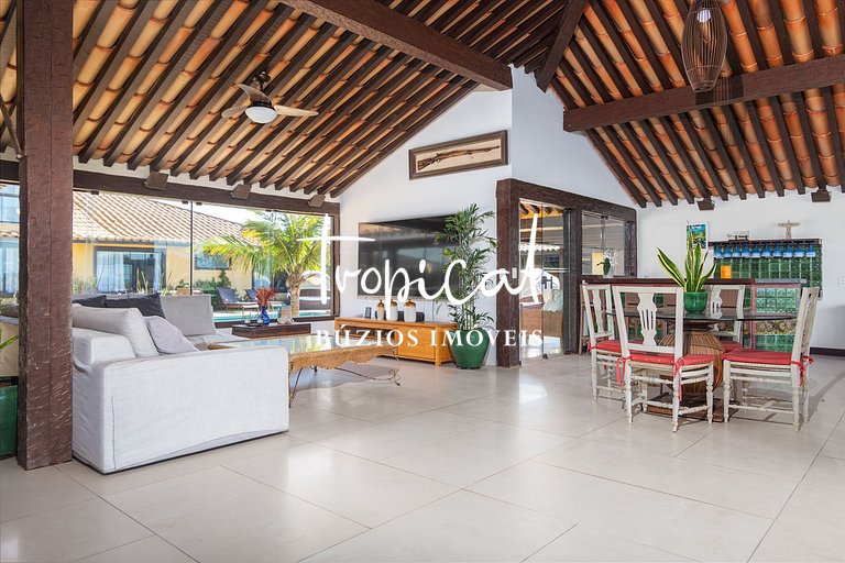 MG86 - Mansão na beira da praia em Búzios