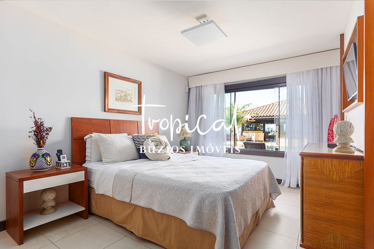 MG86 - Mansão na beira da praia em Búzios