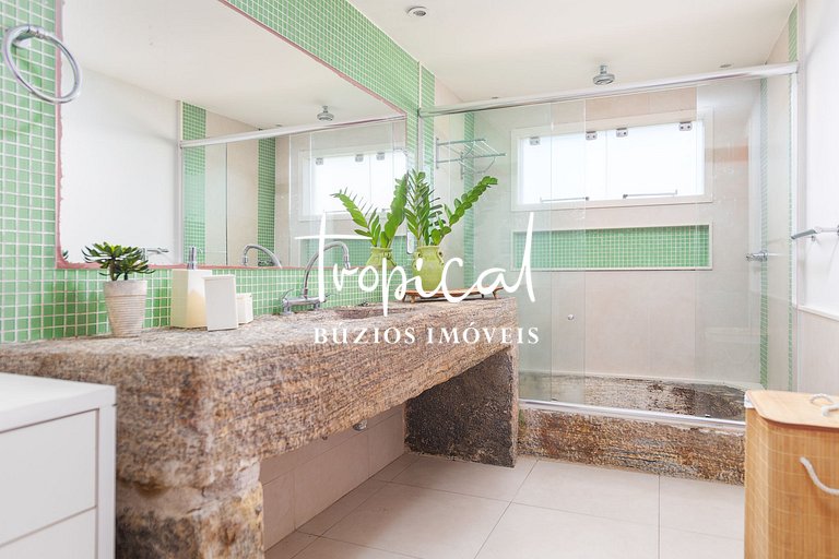 MG86 - Mansão na beira da praia em Búzios