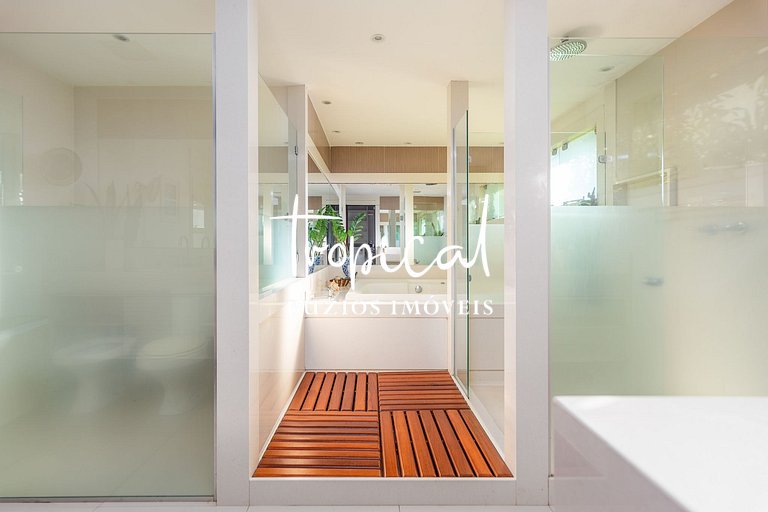 MG86 - Mansão na beira da praia em Búzios