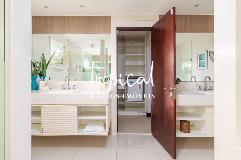 MG86 - Mansão na beira da praia em Búzios