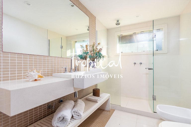 MG86 - Mansão na beira da praia em Búzios