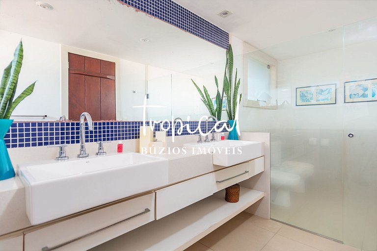 MG86 - Mansão na beira da praia em Búzios