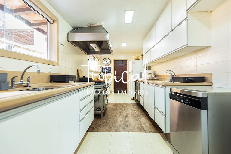 MG86 - Mansão na beira da praia em Búzios