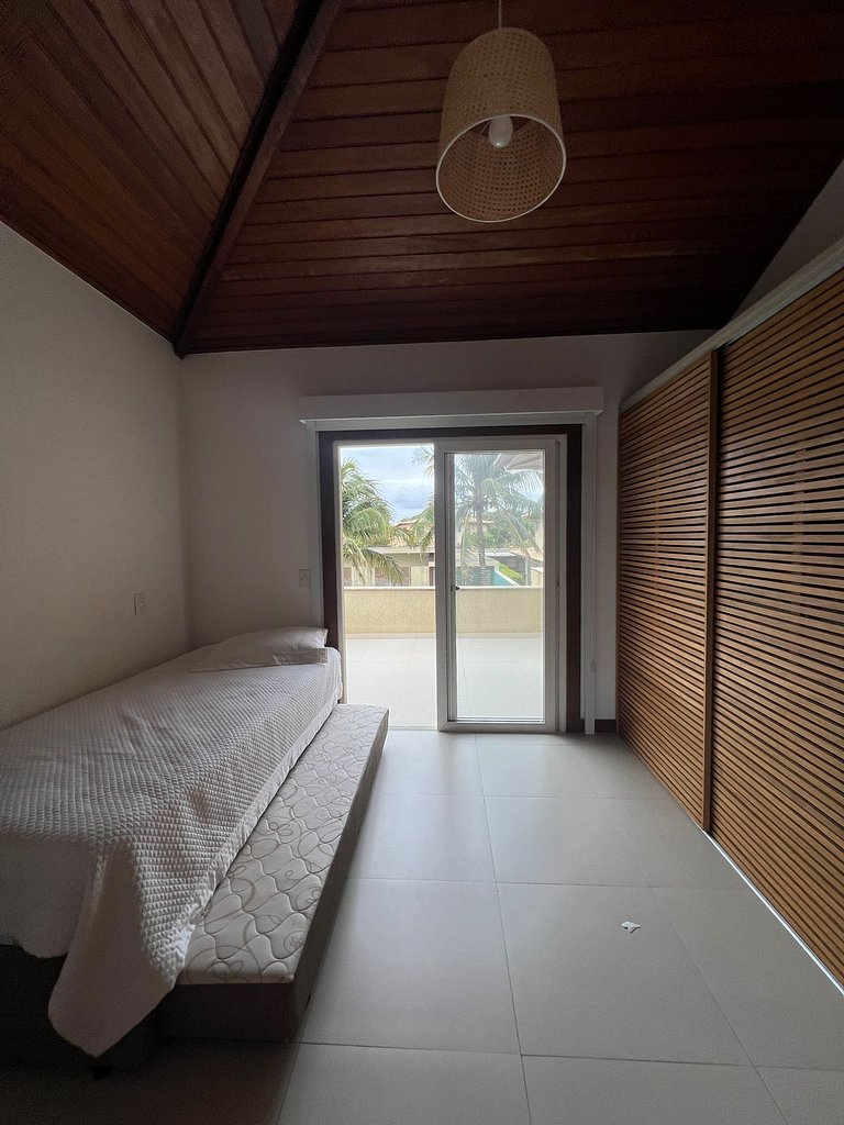 MG45 - Excelente casa em condomínio pé na areia em manguinho