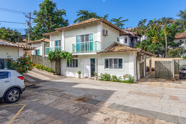 GB73 - Linda casa com piscina privativa
