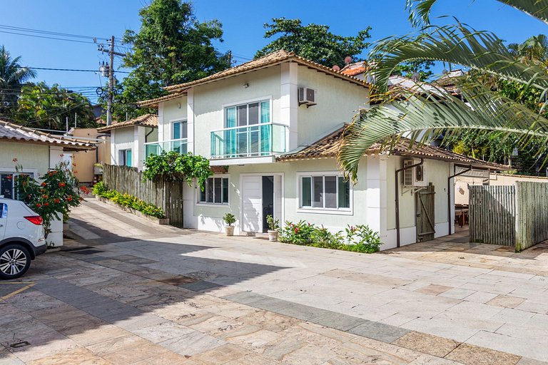 GB73 - Linda casa com piscina privativa