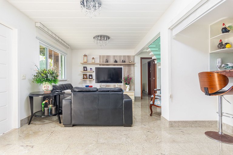 GB73 - Linda casa com piscina privativa