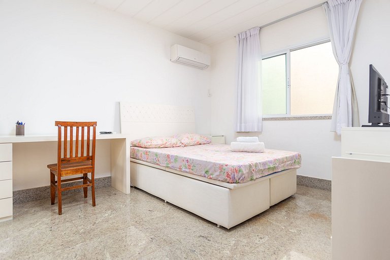 GB73 - Linda casa com piscina privativa