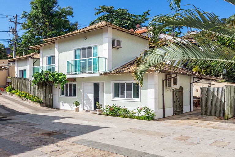GB73 - Linda casa com piscina privativa