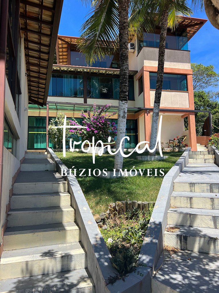 GB65 - Casa com 8 Suítes e Piscina em Geribá