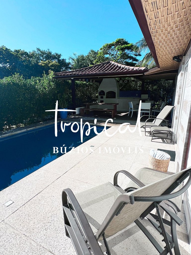 MG99 - Linda em condomínio com piscina privativa