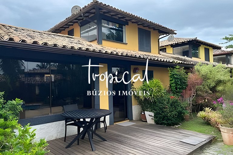 Casa em condomínio a 300 metros da praia
