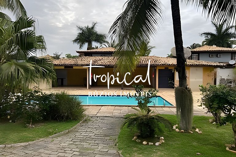 Casa em condomínio a 300 metros da praia
