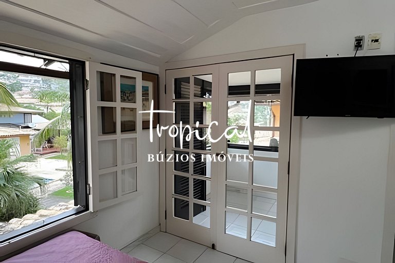 Casa em condomínio a 300 metros da praia